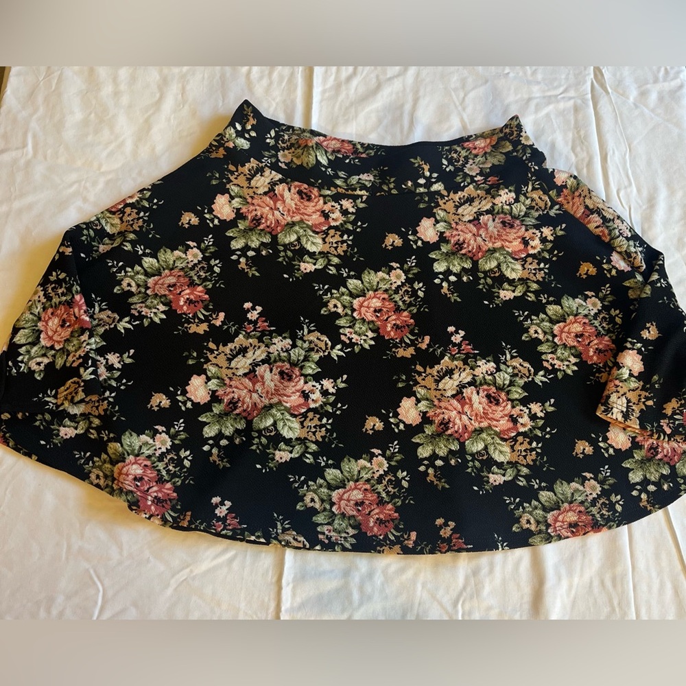 Discreet Black Floral Mini Skirt